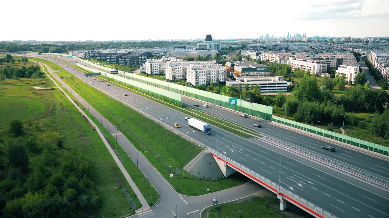 폴란드 바르샤바 의 빌라노우 지역 에 있는 현대적 인 주거 건물 들 의 드론 항공 사진