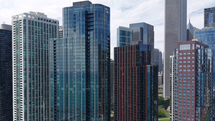 Chicago, EUA, Imagem de Drone de Condomínios Modernos e Complexo de Edifícios de Apartamentos ao Longo da Lake Shore Drive
