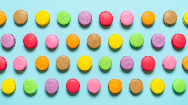 Macarons enfileirados, stop motion. Macarons multicoloridos, vista superior