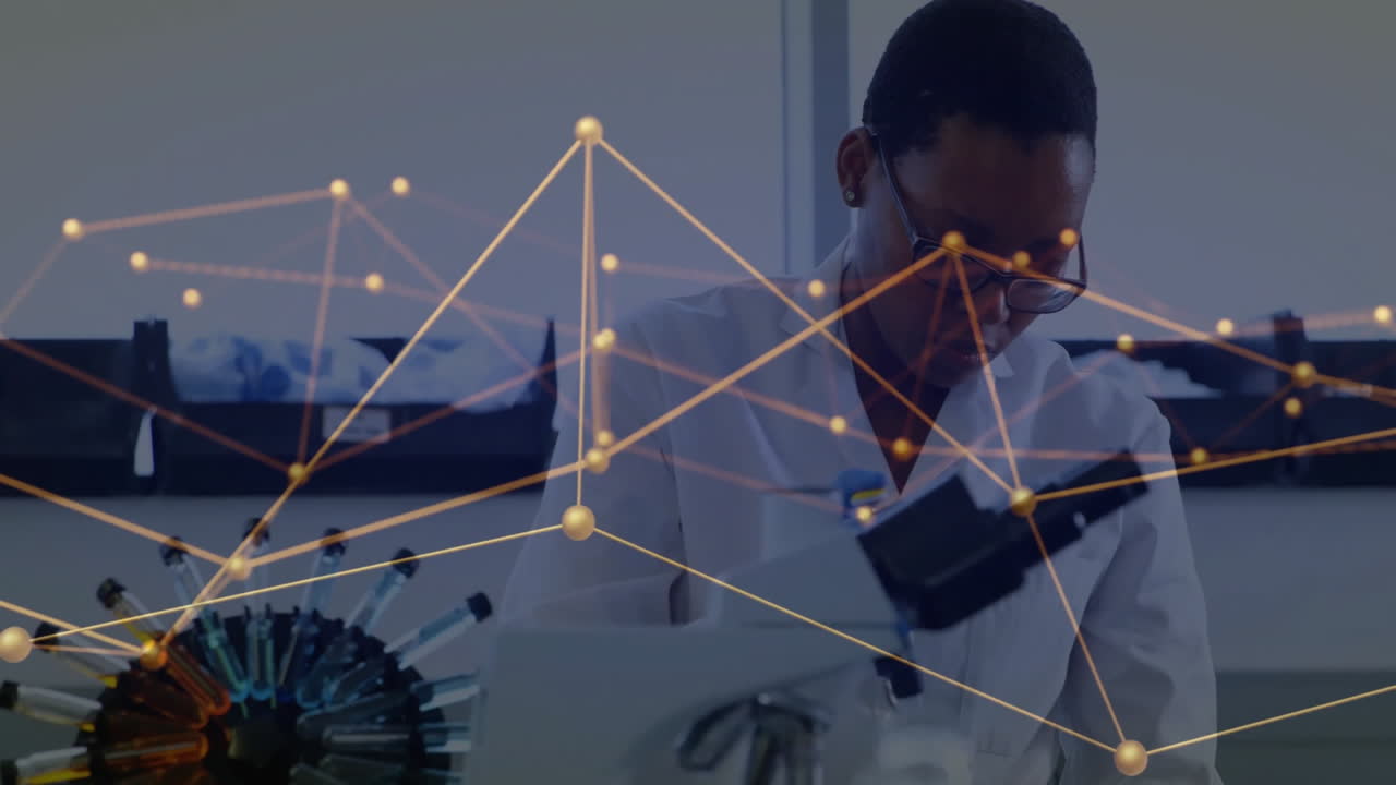 Scienziato che lavora in laboratorio, con animazione di connessioni di rete sullo sfondo
