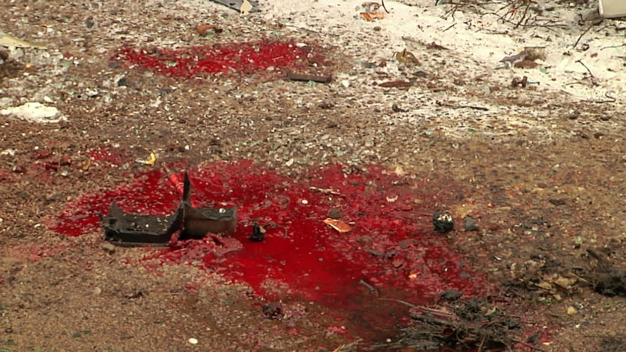 거리에서 자동차 충돌 사고, 충돌 후 손상된 자동차