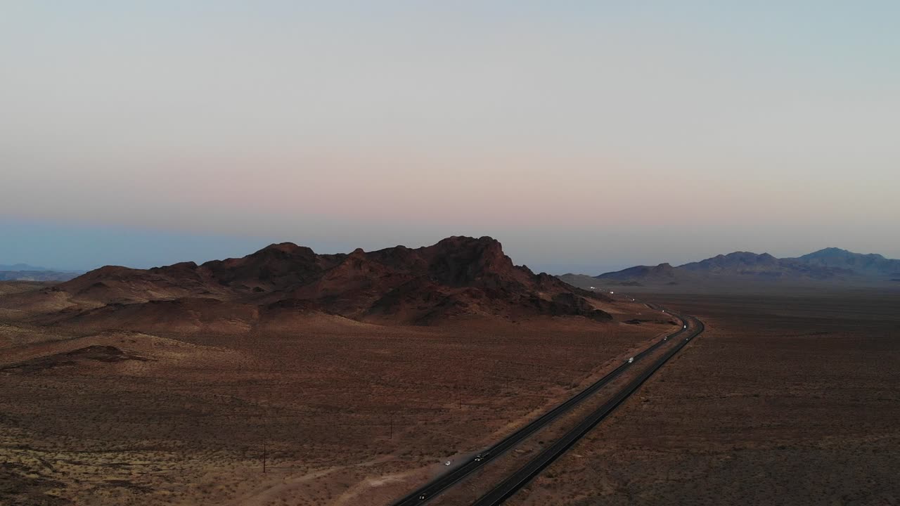 미국 남서부의 파란 시간에 아침 고속도로 파노라마의 공중 전망