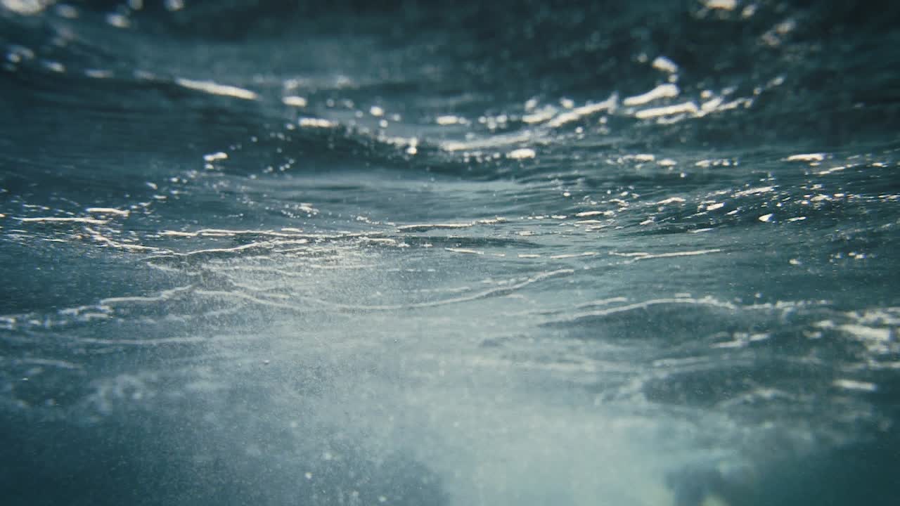 수 중에서 졸졸 흐르는 느린 파도