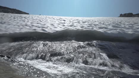 cascada de hielo que se derrite a la luz del sol, concepto de cambio climático - vista de ángulo bajo