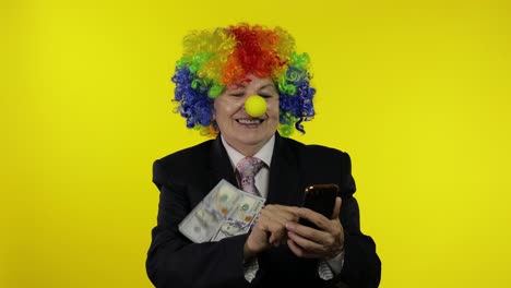 Clown-Geschäftsfrau-Als-Freiberuflerin-Erhält-Geldeinkommen,-Während-Sie-Ihr-Smartphone-Nutzt