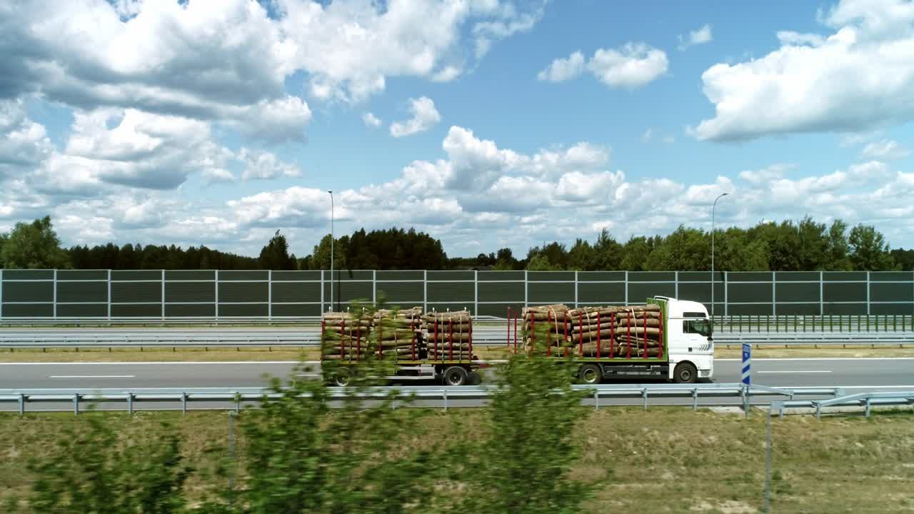 도시 에서 나무  ⁇ 어리 를 들고 있는 트럭 의 드론 뷰