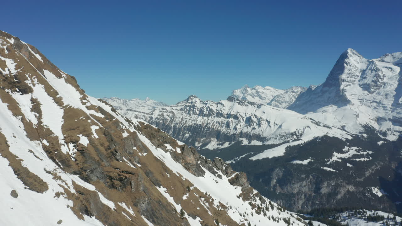 vista aérea de la cresta de la montaña cubierta de nieve