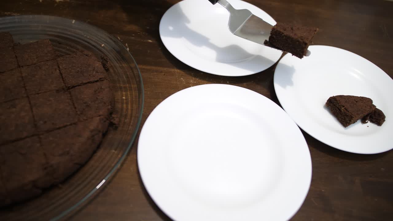 un trozo de pastel de brownie de chocolate keto que se sirve en un plato blanco