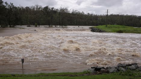 coomera, costa de oro, 2 de enero de 2024 - toma amplia de aguas turbulentas, calzada del río coomera bajo aguas de inundación de las tormentas de 2024 en enero