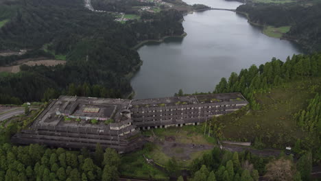 Monte-Palace-hotel-overlooking-Lagoa-das-Sete-Cidades,-Azores