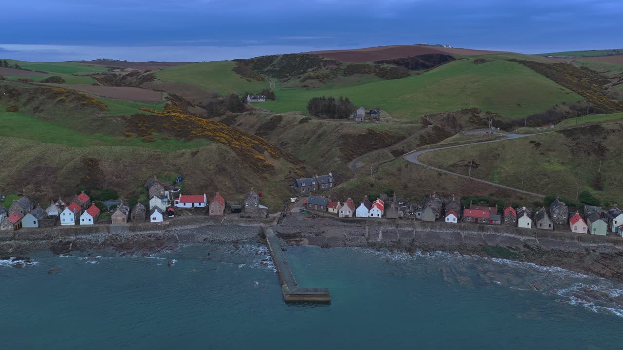 Luftaufnahme des Dorfes Crovie in Aberdeenshire, Schottland.