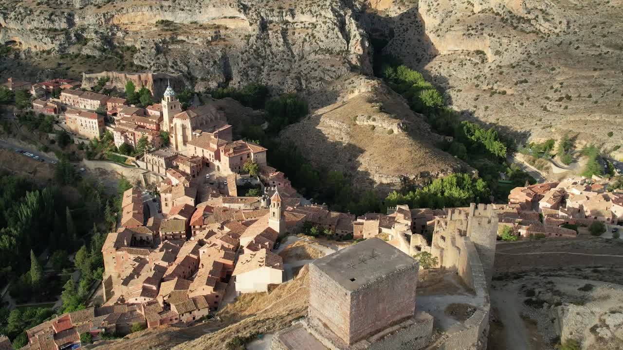 espectacular vista de vuelo hacia atrás del pueblo de albarracín en teruel, españa, grabada después del amanecer en una espléndida mañana tardía de verano