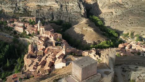 Spektakulärer-Rückblick-Auf-Das-Dorf-Albarracin-In-Teruel,-Spanien,-Aufgenommen-Nach-Der-Morgendämmerung-An-Einem-Herrlichen-Spätsommermorgen