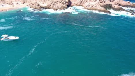 toma aérea de drones de olas rompiendo en acantilados marinos en cabo san lucas méxico