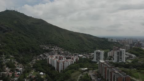 Drohnenblick-Auf-Das-Viertel-Aguacatal-In-Cali,-Kolumbien