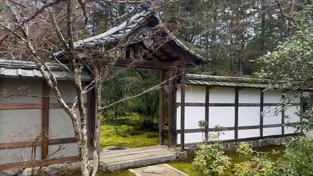 cobertizo de madera tradicional en la entrada del templo del jardín de saihōji en kyoto, japón