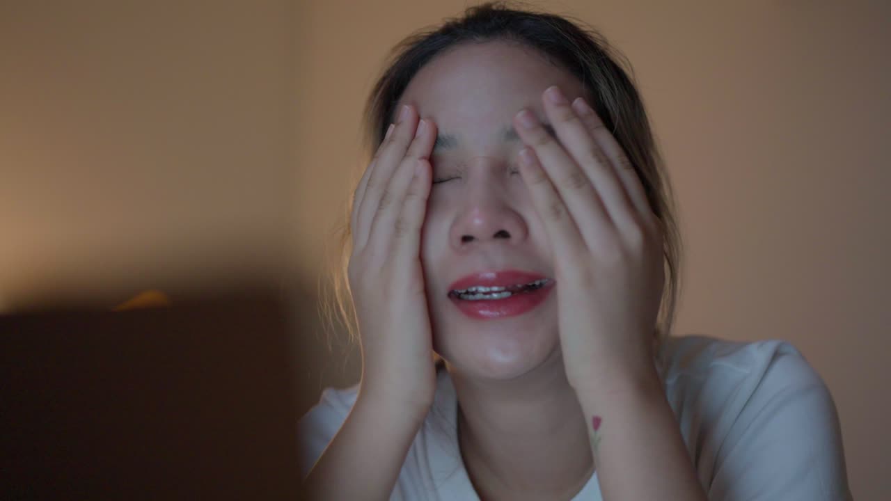 늦은 밤 일하는 여자