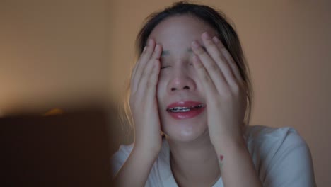 늦은 밤 일하는 여자