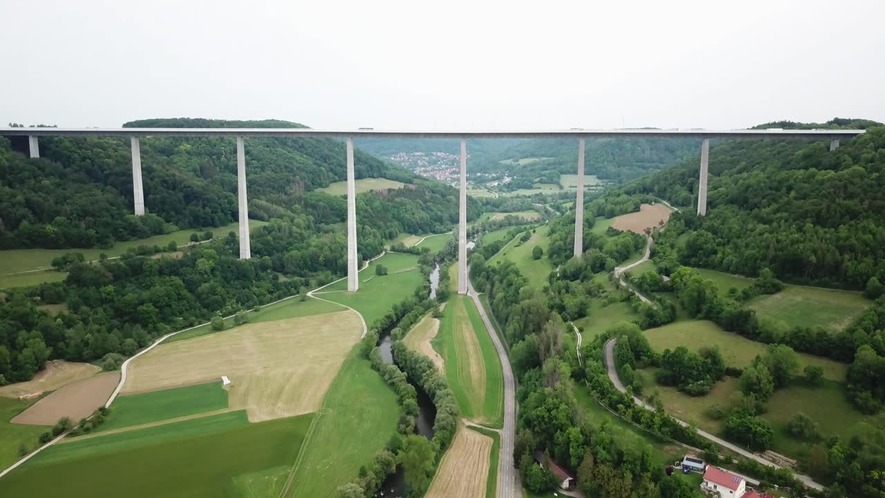 viaducto kocher en braunsbach, baden-wurtemberg, alemania. retroceso aéreo