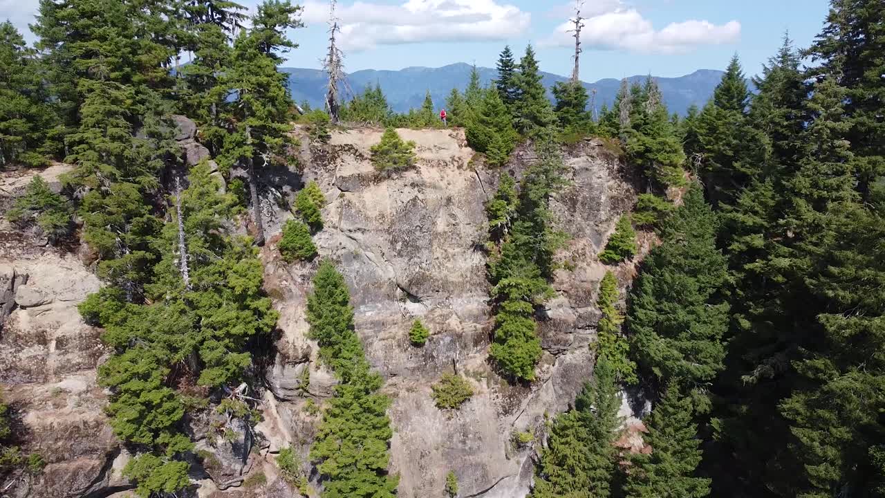 excursionista de pie en la cima del acantilado de la montaña del trueno, isla de vancouver, bc, canadá