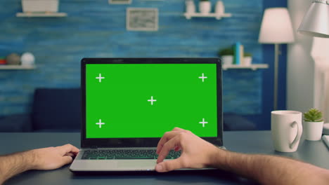 punto de vista de las manos del hombre escribiendo en una computadora portátil