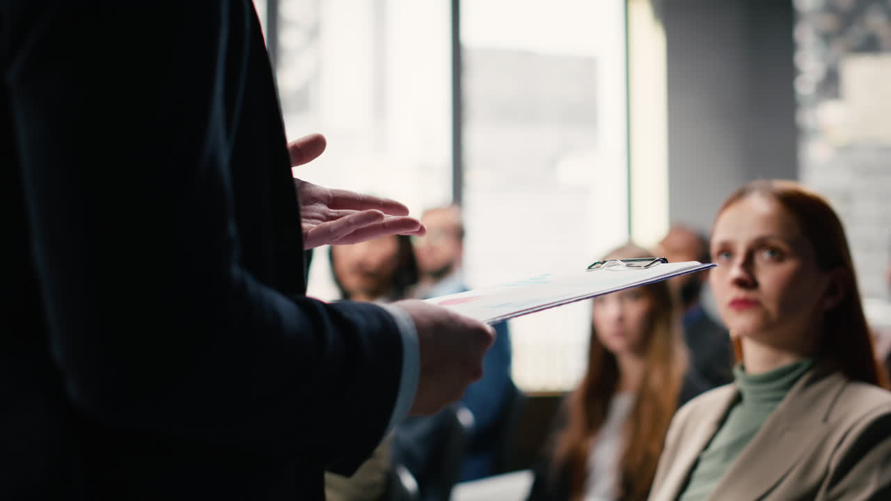 Persone multietniche che pongono domande e alzano la mano durante una discussione