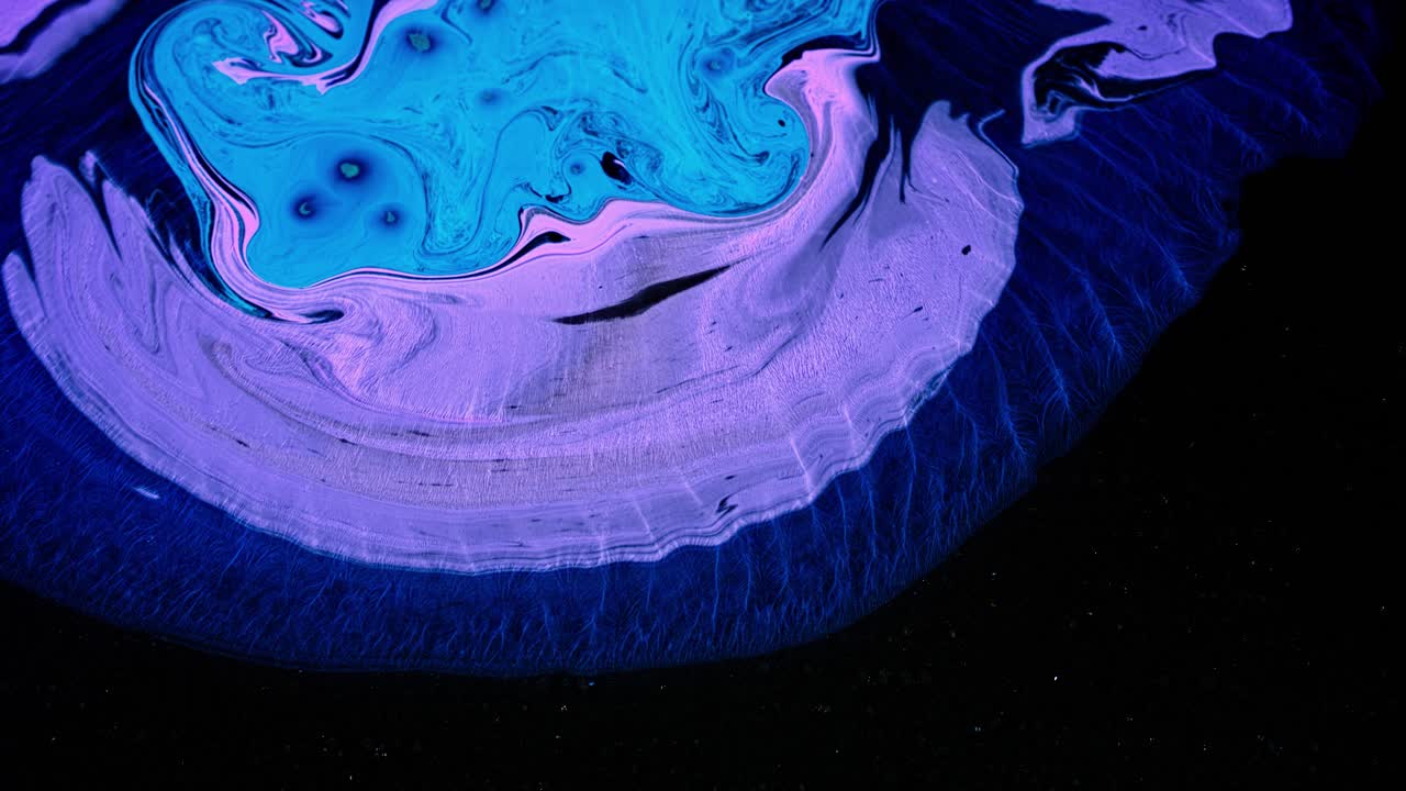 파란색과 보라색의 소용돌이와 함께 추상적인 유동적인 예술