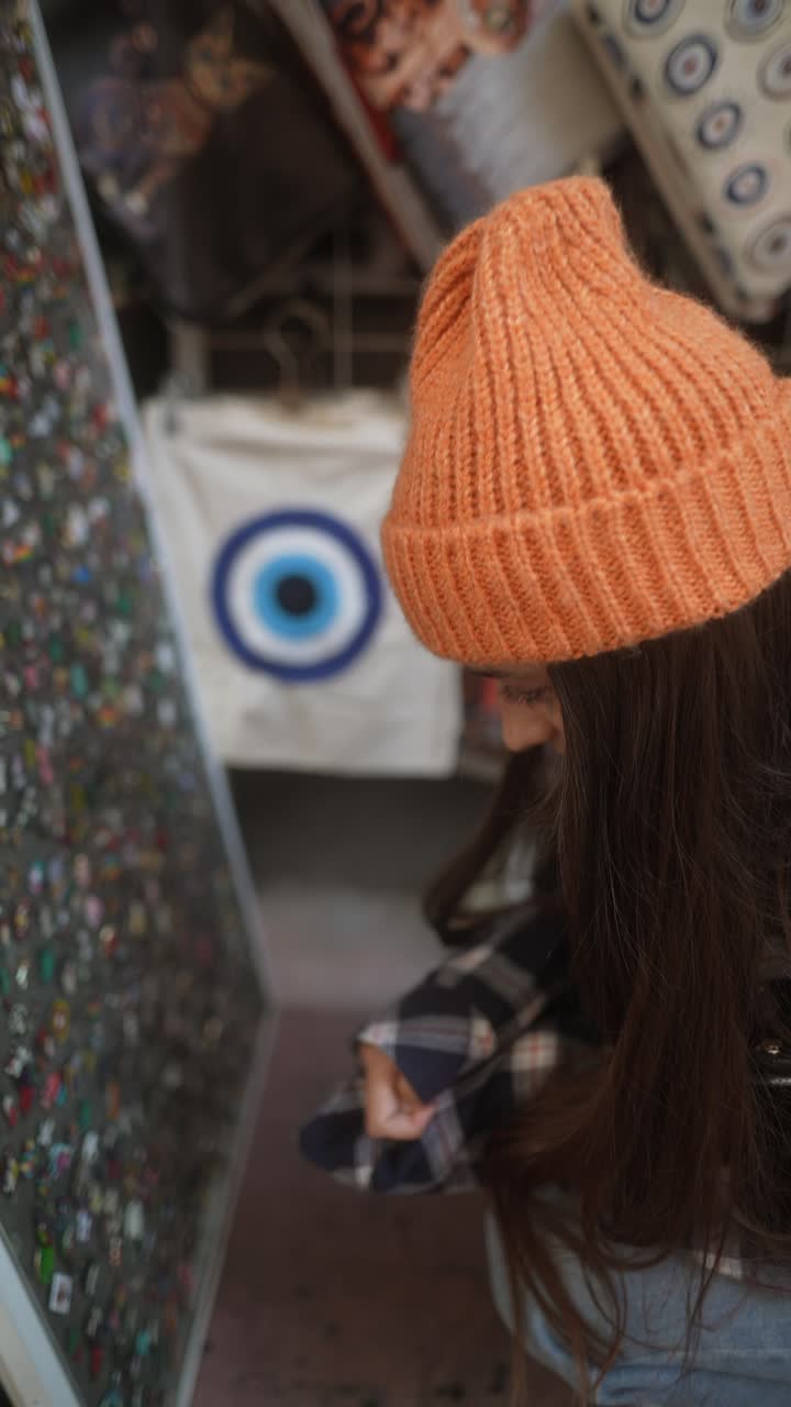 젊은 여성 이 터키 시장 에서 기념품 을 찾고 있다