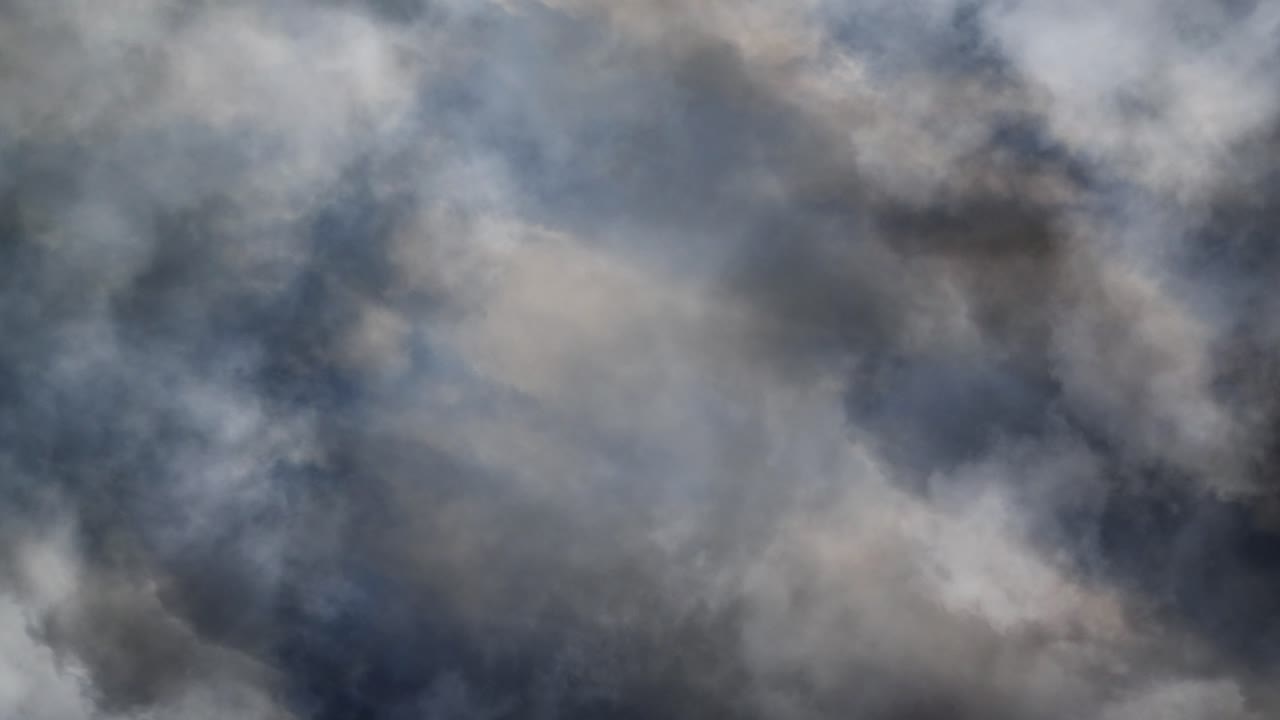 tormenta de 4k estaba ocurriendo dentro de la espesa nube cumulonimbus oscura