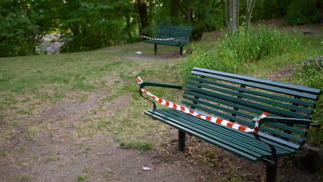 Empty-park-bench