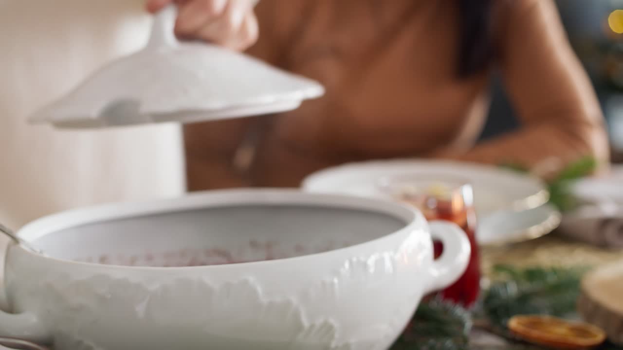 primer plano de la familia comenzando a comer la cena de navidad