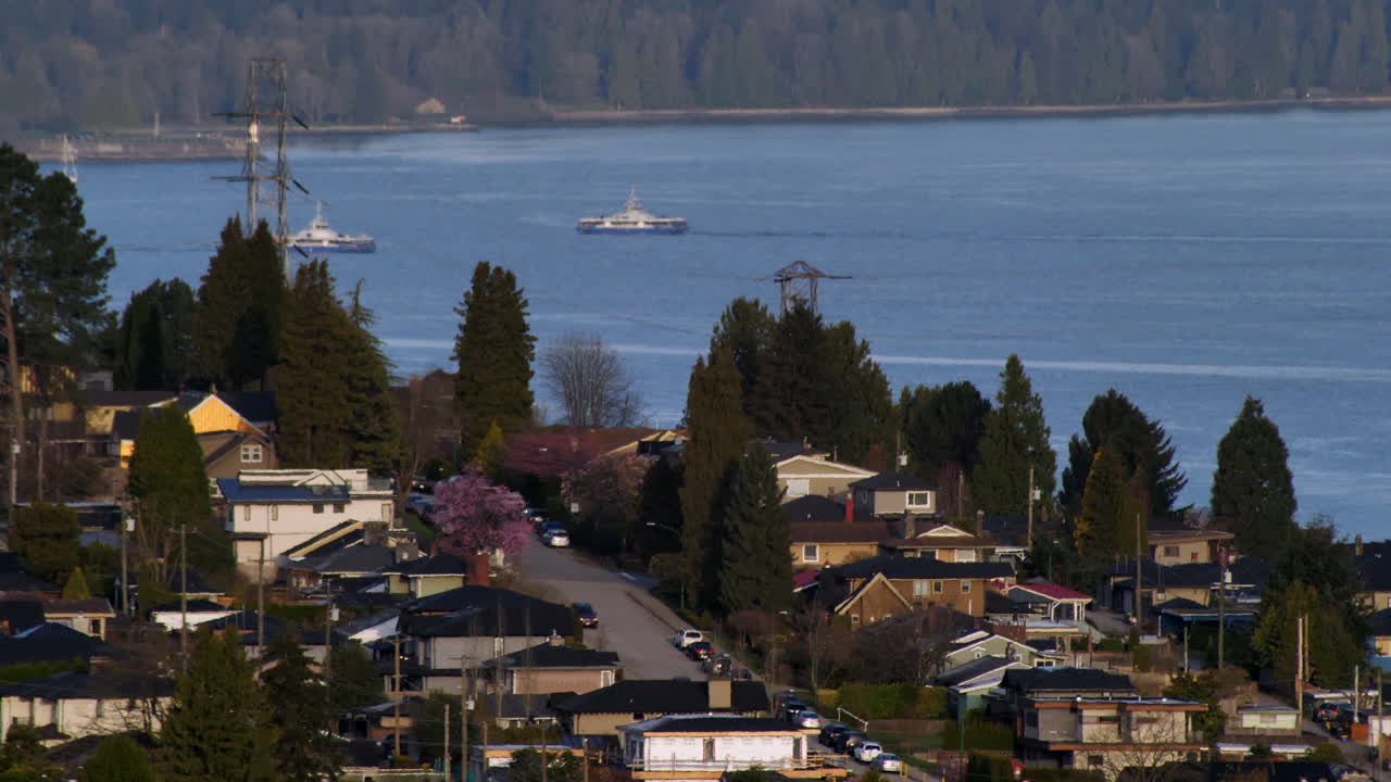 캐나다 bc 주 버나비에 있는 밴쿠버 항구 근처의 목가적인 마을