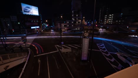 un timelapse nocturno del atasco de tráfico en la calle de la ciudad en tokio.