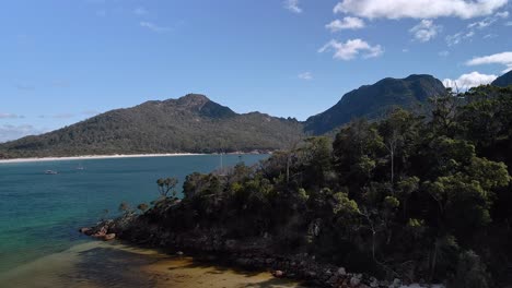 Toma-Aérea-Inclinada-Hacia-Arriba-Del-Paisaje-Del-Parque-Nacional-Freycinet-En-La-Isla-De-Tasmania,-Australia