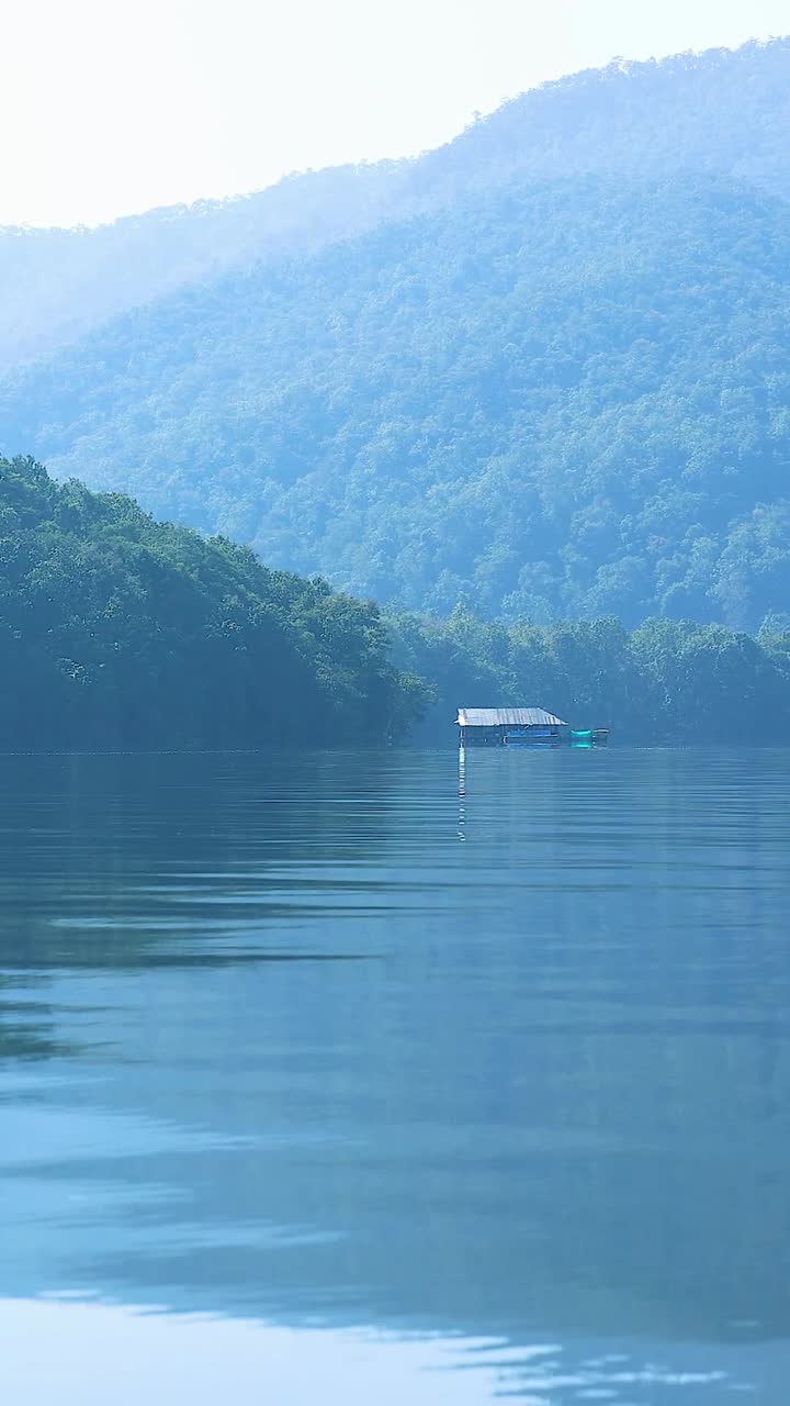 평온한 물은 조용한 산악 풍경을 반영합니다.