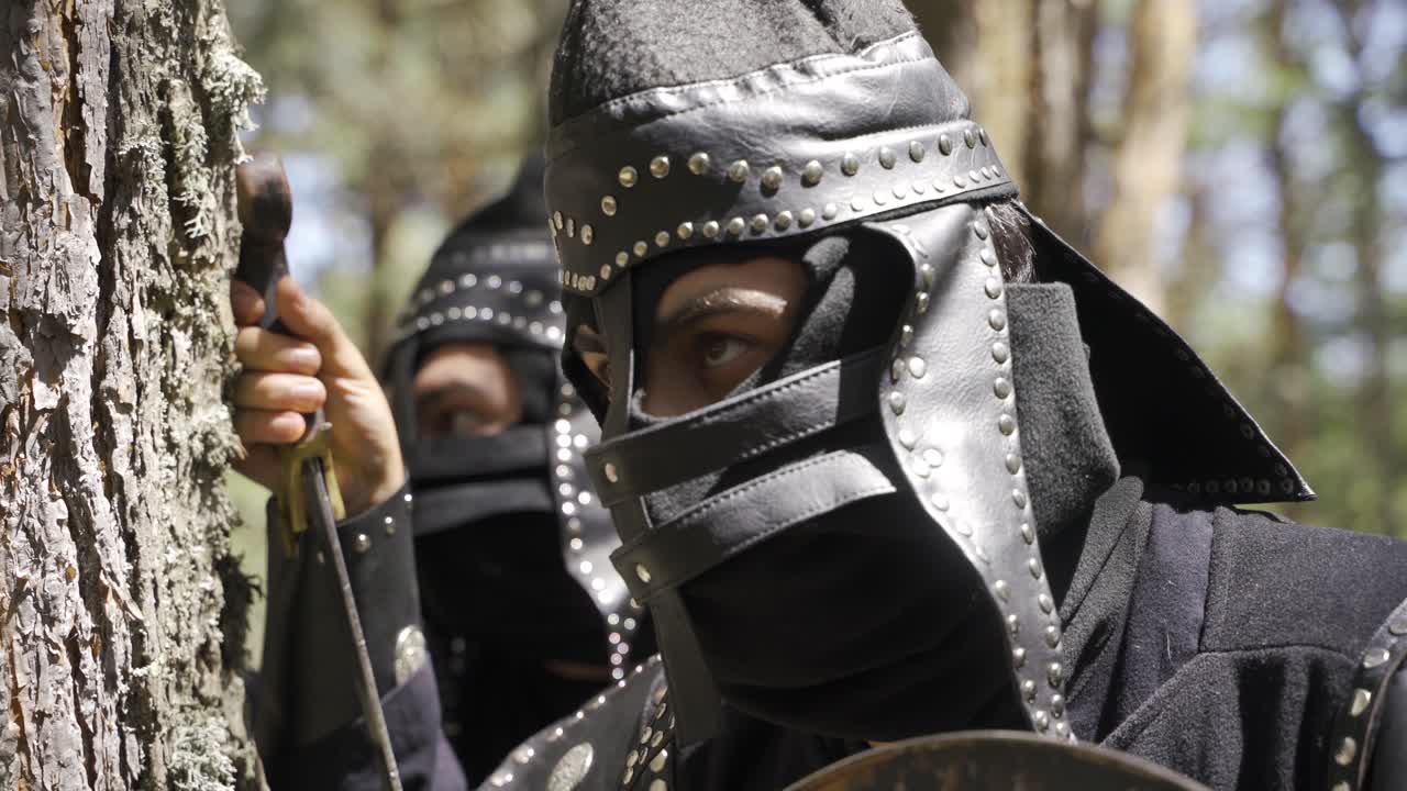 soldados de dos mandatos cuyos rostros son desconocidos.