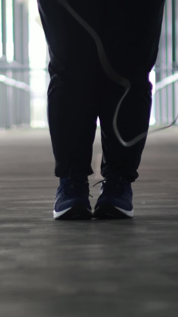 persona saltando con la cuerda en un pasillo moderno