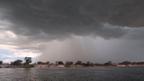 Una-Tormenta-De-Verano-Se-Acercó-Con-Lluvia-Y-Viento-En-El-Sur-De-Zambia-Vista-Desde-Un-Pequeño-Bote-En-El-Río-Zambezi-A-Lo-Largo-Del-Lado-Fronterizo-De-Namibia-Del-Río