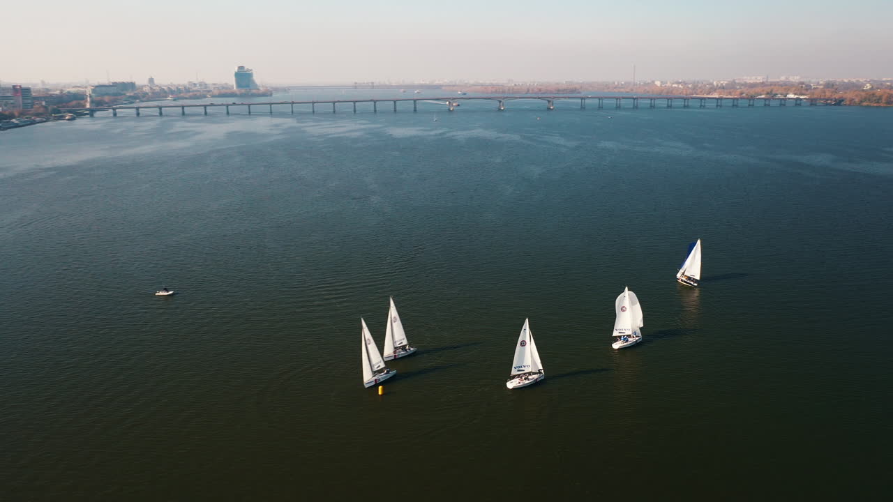 배경 에 다리 가 있는 강 에서 항해 대회