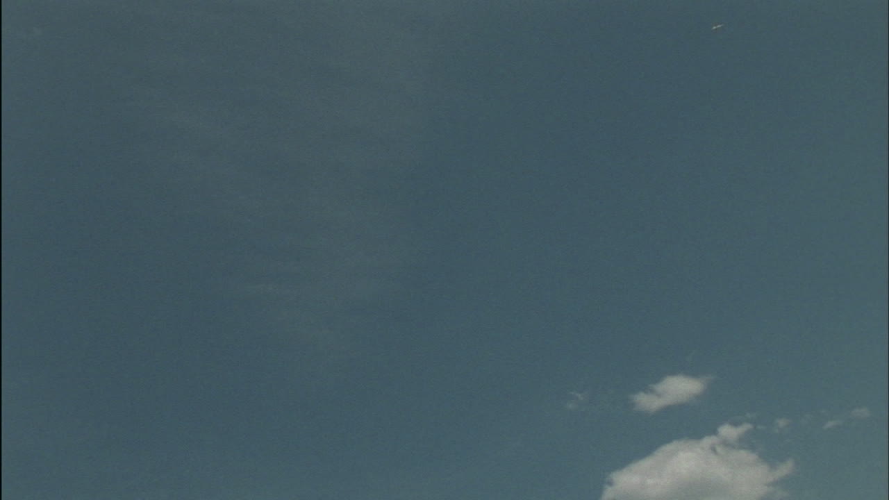 una persona salta en el aire mientras corre