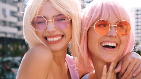 dos mujeres felices riendo al aire libre