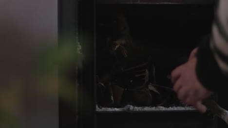 encender la chimenea con fósforos