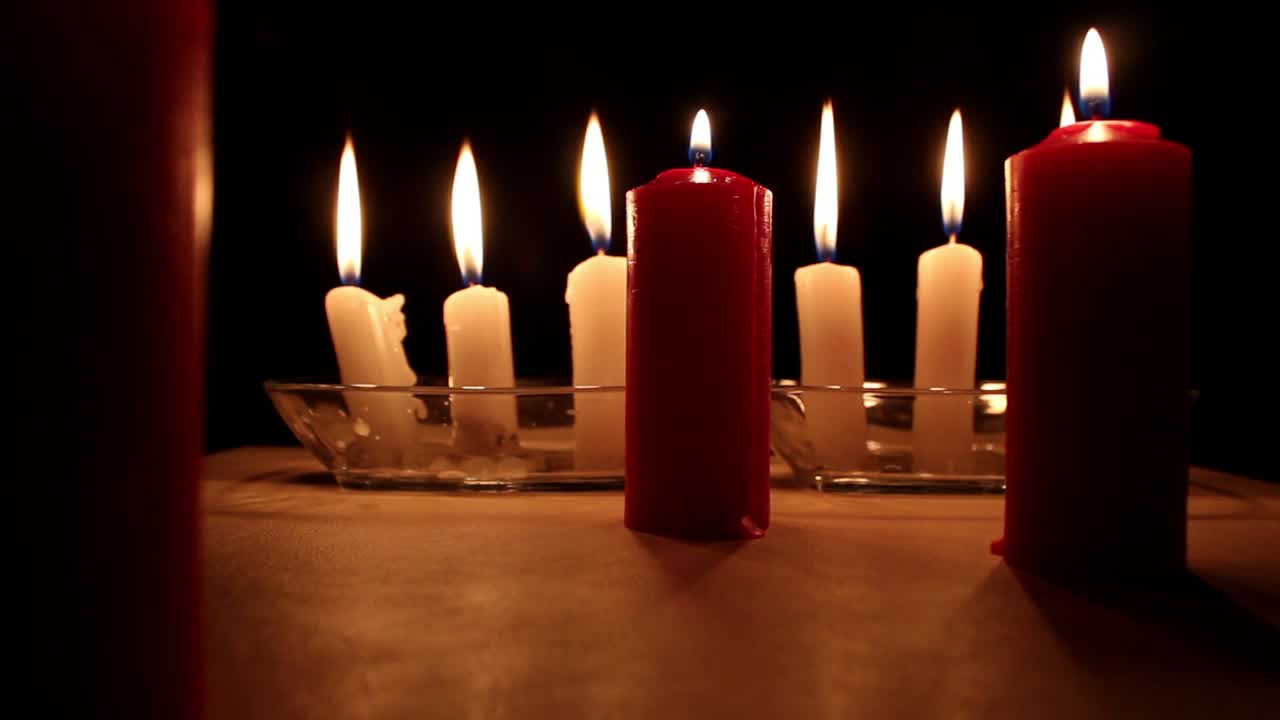 Candele mistiche ardenti nell'oscurità