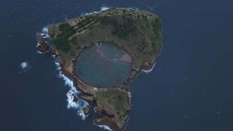 Una-Hermosa-Pequeña-Isla-En-Medio-Del-Mar-En-Un-Día-Nublado-Sao-Miguel-En-Azores,-Aéreo