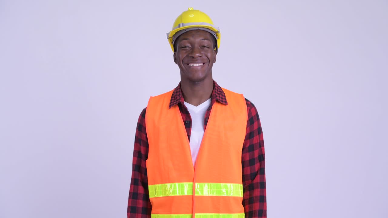 joven y guapo hombre africano trabajador de la construcción