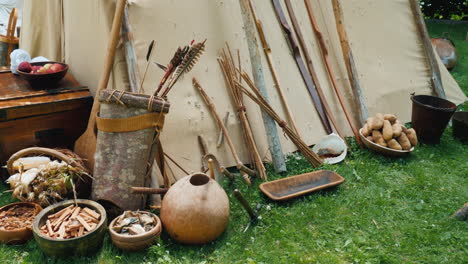 Indianer-Haushaltsgegenstände-In-Der-Nähe-Von-Traditionellem-Wohnen---Wigwam