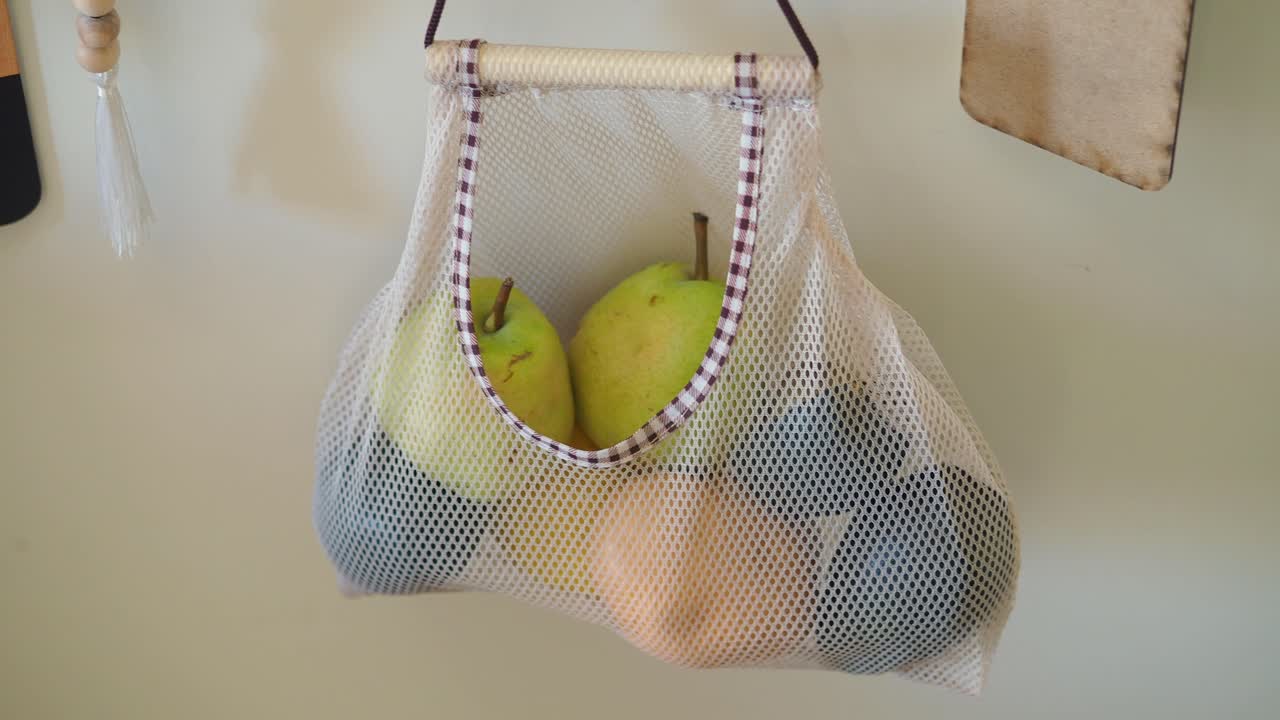 Frutta fresca conservata in un sacchetto a rete sospeso per prodotti