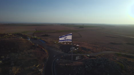 bandiera israeliana su mitzpe tel saki nelle alture del golan - è un'area commemorativa della guerra tra siria e israele - questo è un bunker israeliano e area di guardia il confine settentrionale nella guerra di yom kippur