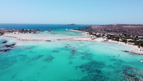 Sobrevuelo-Isla-Paradisíaca-De-Elafonisi,-Windsurf-Y-Barcos-En-La-Playa