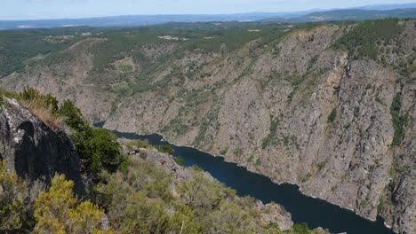 Popular-viewpoint-of-the-peaceful-Ribeira-Sacra-in-Spain,-still-shot